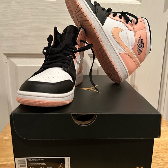 The Air Jordan 1 Mid 'Crimson Tint' - Picture 6 of 7
